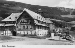 dobová pohlednice bývalého hotelu s kapličkou