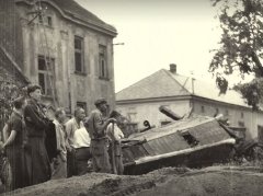 krov věže stržený na zem