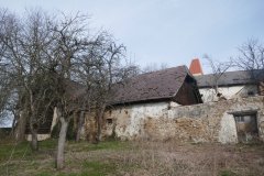 pohled na areál fary zezadu zprava