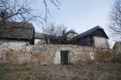 pohled na areál fary zezadu