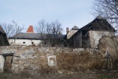 pohled na areál fary zezadu