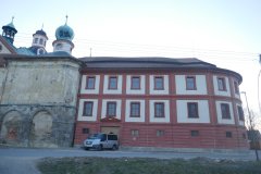 pohled zleva