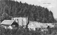 dobová pohlednice vsi s kostelem (vlevo od nedostavěného)