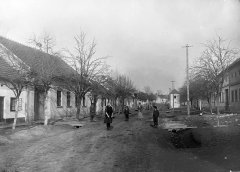 historické foto návsi se zvoničkou
