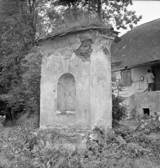 chátrající kaplička