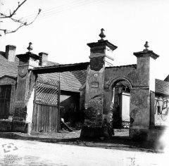 historické foto kapličky (vlevo od levého pilíře vstupní brány)