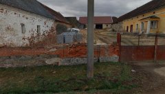 pohled zepředu (za betonovým sloupem; vpravo od ní je zbytek levého pilíře původní brány)