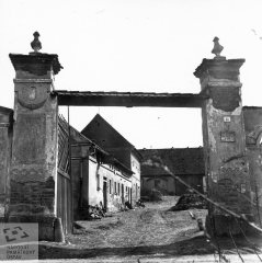 historické foto kapličky (vlevo od levého pilíře vstupní brány)