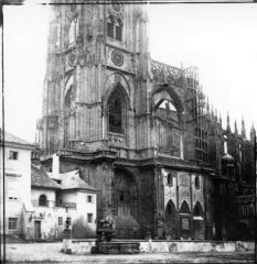 historické foto kaple (mezi Starým proboštstvím vlevo a budovou s bílým komínem vpravo)