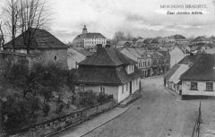 dobová pohlednice města s márnicí (vlevo)