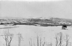 celkový pohled na uprchlickou kolonii (kostel vlevo)