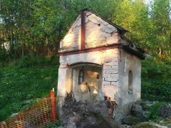 kaple poškozená pádem stromu