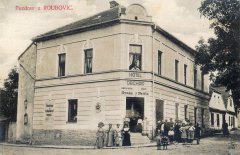 kaplička na dobové pohlednici (na levé stěně hostince)