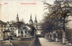 dobová pohlednice města s původní kaplí (vlevo za lucernou)