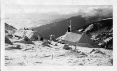 křížová cesta s původní kaplí na dobové pohlednici