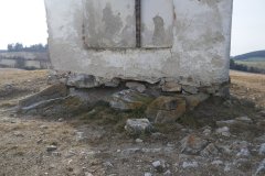 odkopané zdivo ve spodní části kapličky