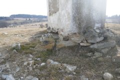 odkopané zdivo ve spodní části kapličky