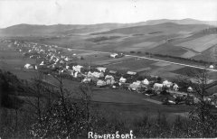 dobová pohlednice vsi s kaplí (před 2. domem zprava za cestou)