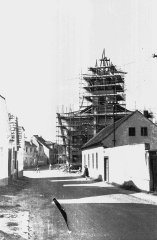 bourání věže synagogy
