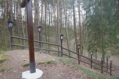 obnovená křížová cesta a kříž na skále u kaple Božího hrobu