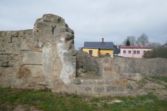 zbytky zdiva kostnice