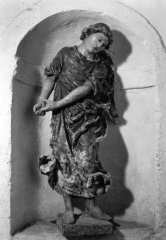 socha jednoho ze dvou andělů, která stála v nice v přístavku