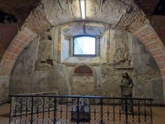 západní stěna přístavku s otisky zaniklé kaple