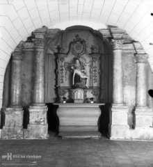 vstup ke kapli znepřístupněný oltářem Panny Marie Sedmibolestné