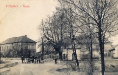 dobová pohlednice vsi s kaplí