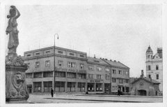 dobová pohlednice města s kaplí (vpravo)