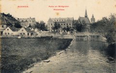 dobová pohlednice části města s kapličkou u mostu