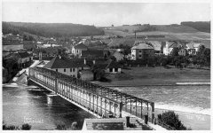 starší foto božích muk na původním místě (na konci ulice pokračující za mostem)