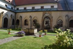současná podoba Rajského dvora s portálem Studniční kaple