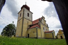 kaple vpravo od kostela
