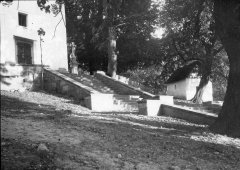historické foto kaple (vpravo od schodiště)