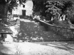 historické foto kaple (vpravo od schodiště)
