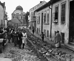 starší foto synagogy (v pozadí)