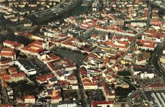 letecký pohled na město se synagogou (vpravo uprostřed)