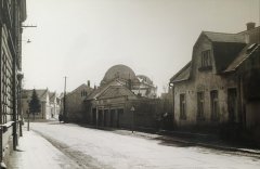 synagoga poškozená požárem (v pozadí)