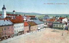 starší foto části města se synagogou (vpravo od středu)