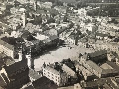 letecký pohled na město se synagogou (vpravo nahoře)