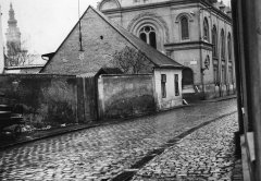 starší fotografie synagogy (v pozadí)