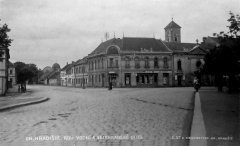 starší pohlednice se synagogou (vlevo od středu, v pozadí)
