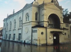 starší foto synagogy při záplavách