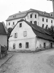 historické foto kapličky (mezi okny v přízemí)