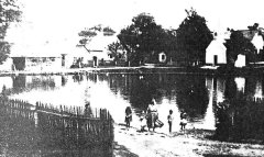 historické foto kapličky (vlevo od velké kaple)