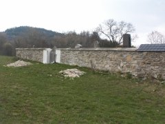 opravená část ohradní zdi okolo kostela