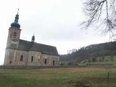 pohled zepředu zprava - opravená ohradní zeď okolo kostela