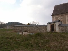 opravená část ohradní zdi okolo kostela