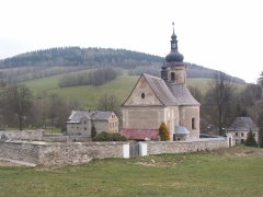 pohled zezadu zleva - opravená ohradní zeď okolo kostela